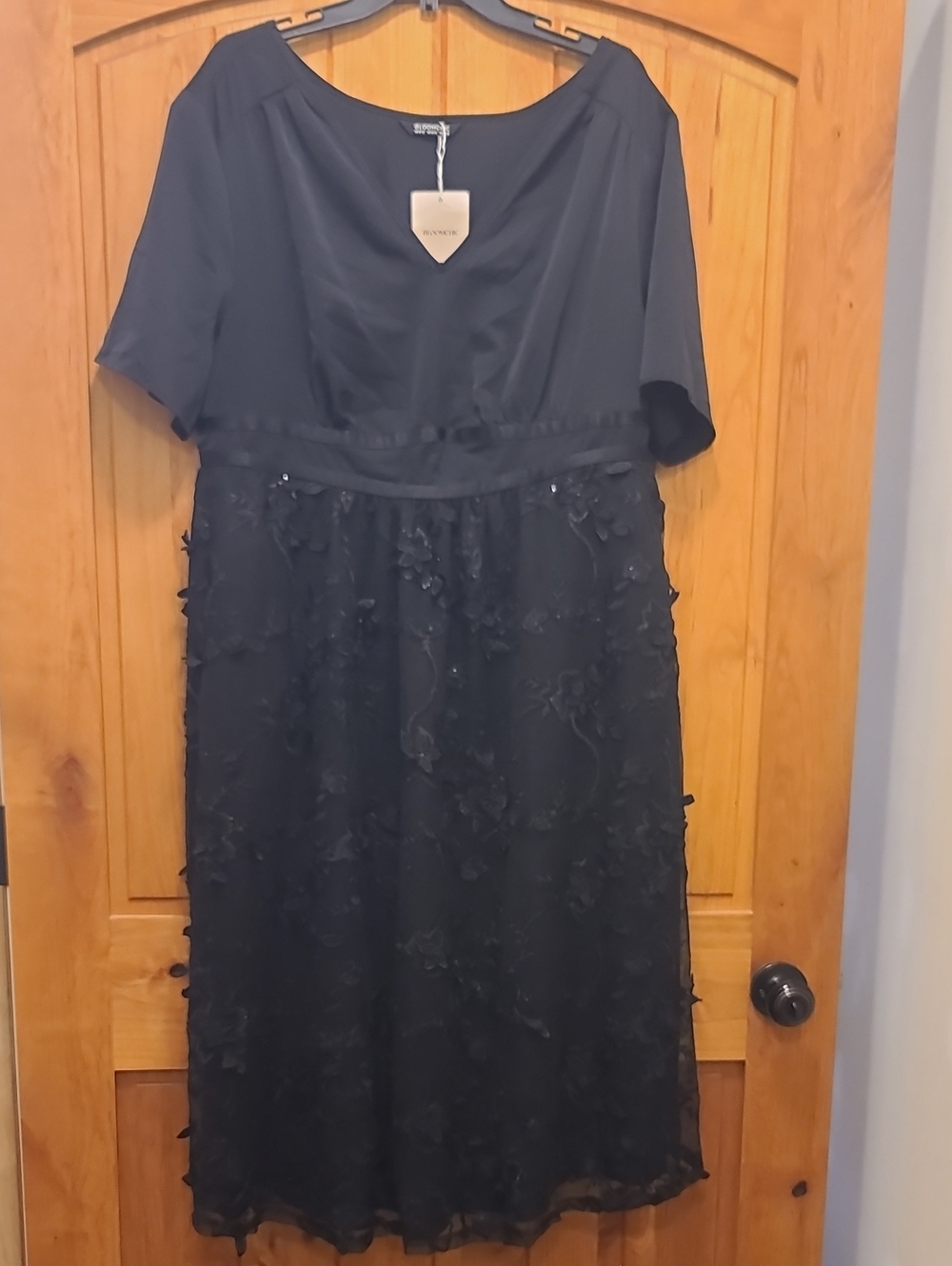 BloomChic Elegant Black Floral Appliqué Midi Dress - Unbranded
